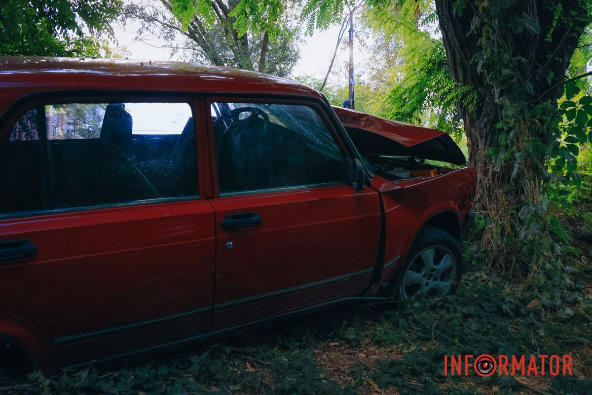 В Днепре на Кукурбы ВАЗ съехал в кювет: пострадал человек 4