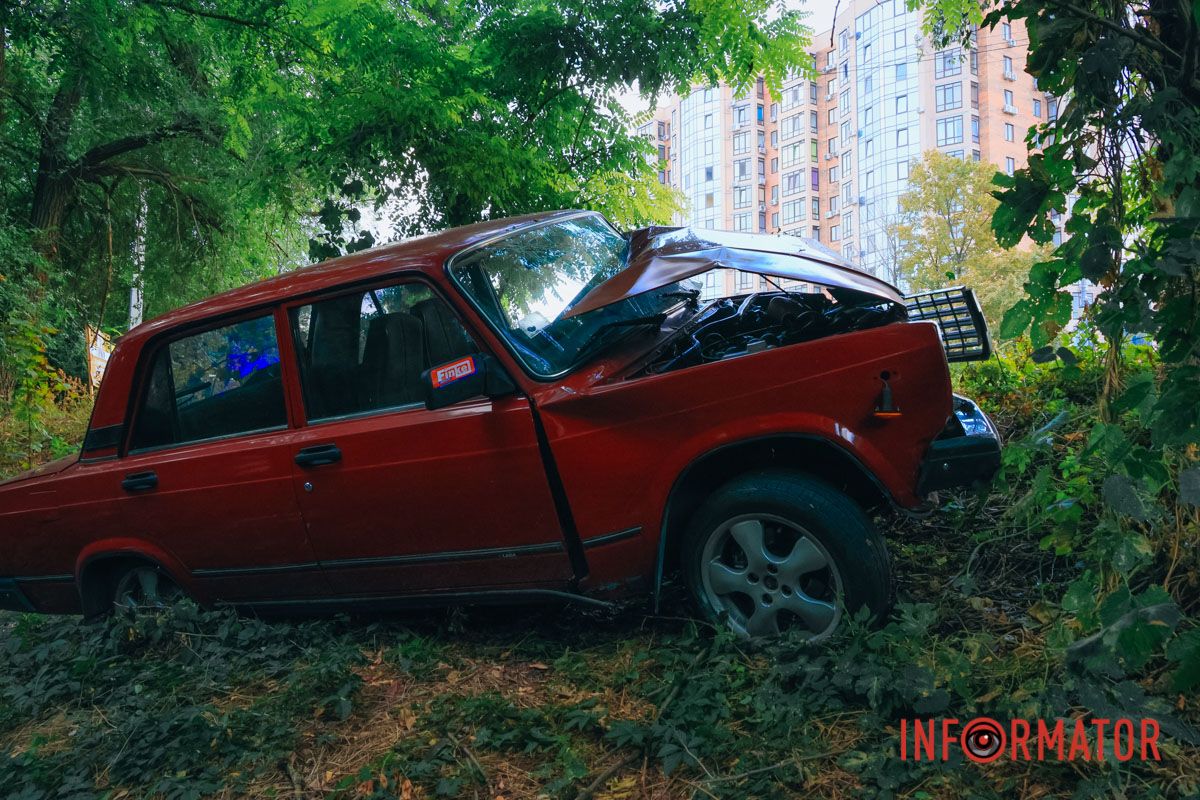 У Дніпрі на Кукурби ВАЗ з'їхав у кювет: постраждав чоловік 1