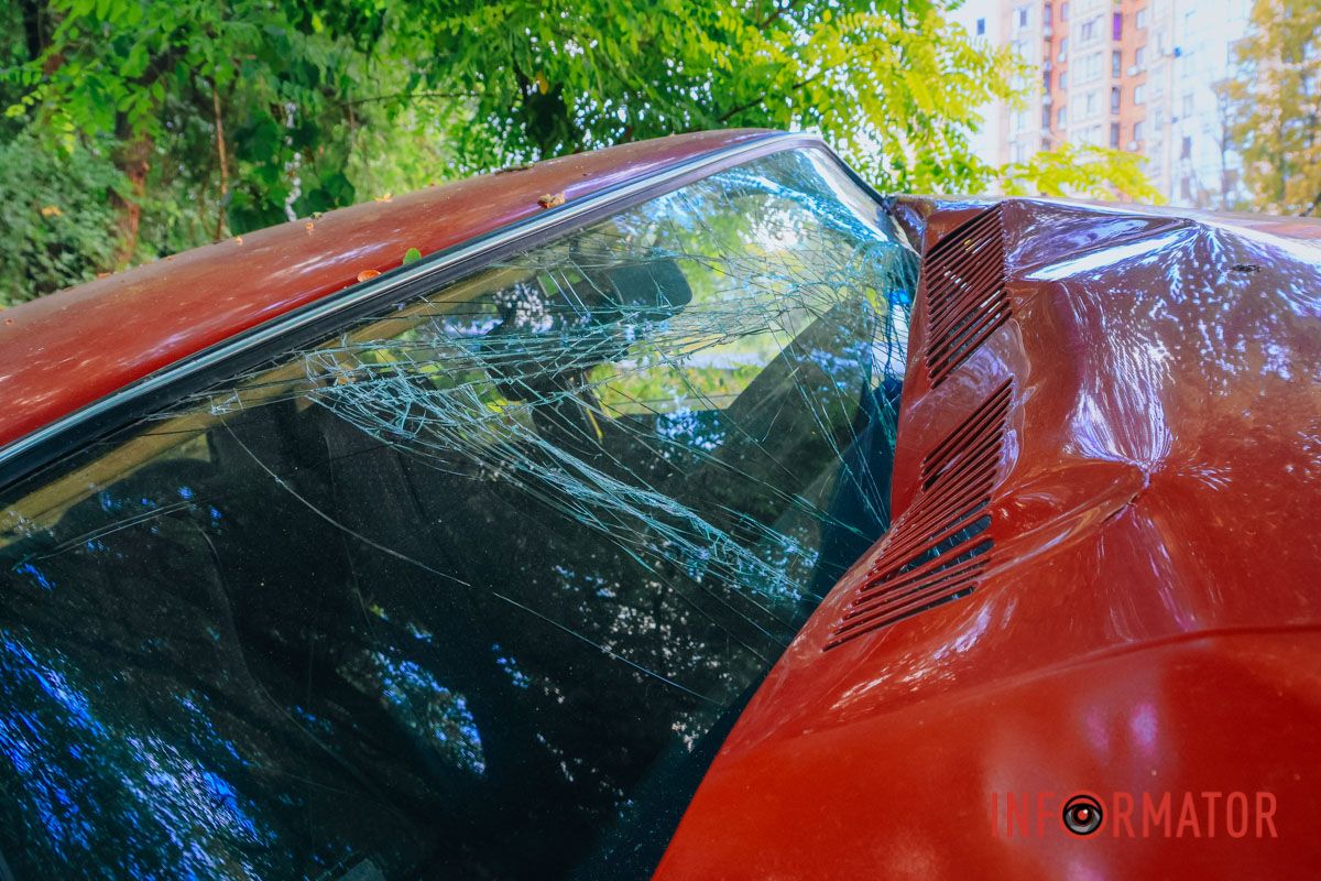 В Днепре на Кукурбы ВАЗ съехал в кювет: пострадал человек 10