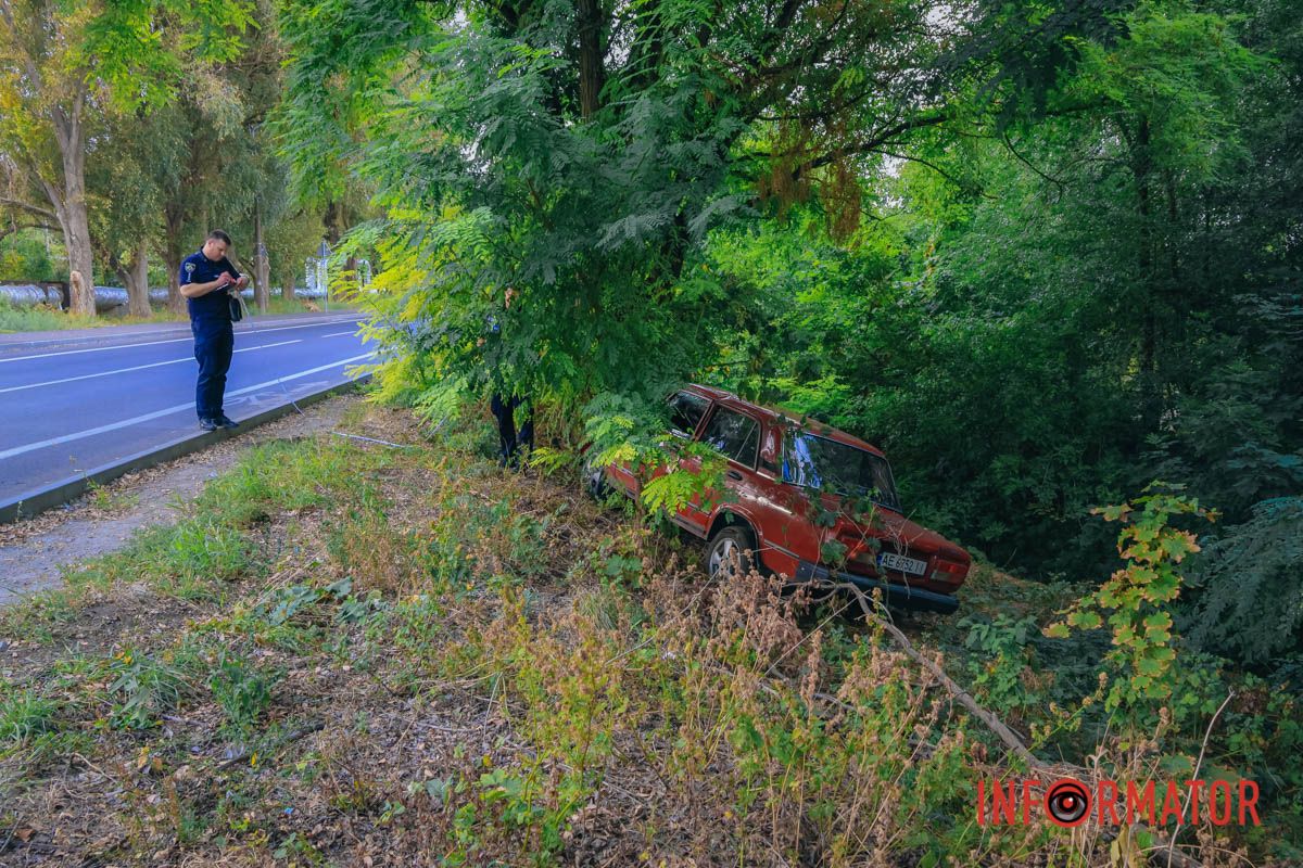 В Днепре на Кукурбы ВАЗ съехал в кювет: пострадал человек 6