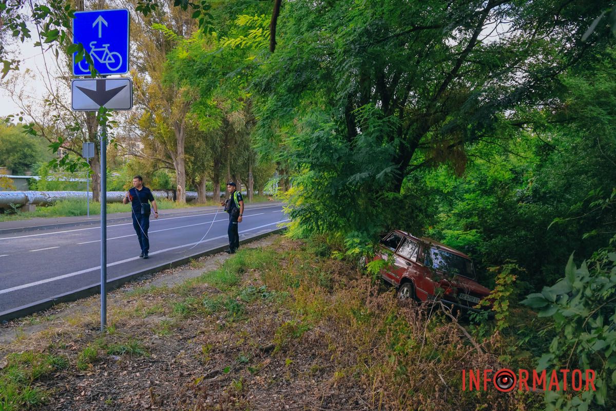 В Днепре на Кукурбы ВАЗ съехал в кювет: пострадал человек 8