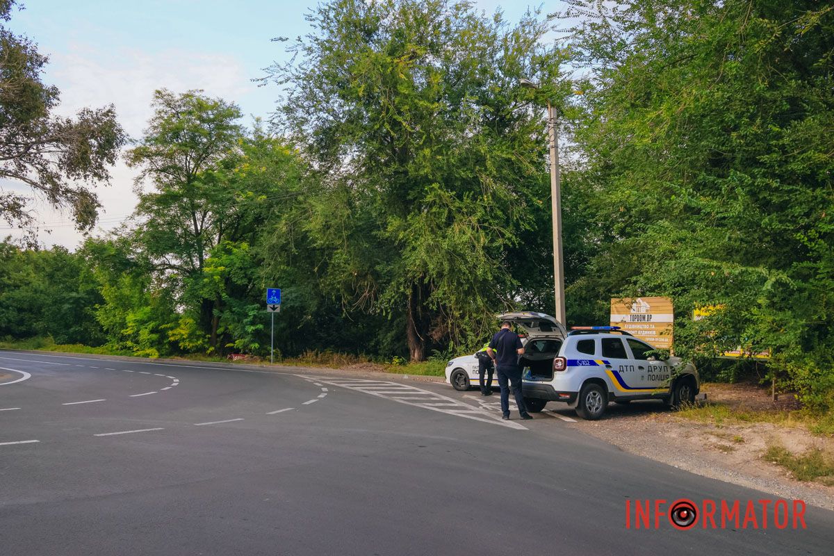 В Днепре на Кукурбы ВАЗ съехал в кювет: пострадал человек 2