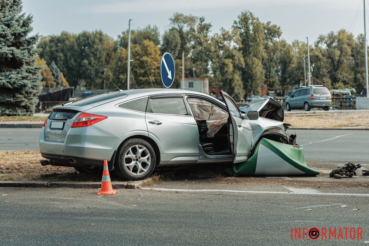 У Дніпрі на Набережній Перемоги Honda влетіла у дерево 2