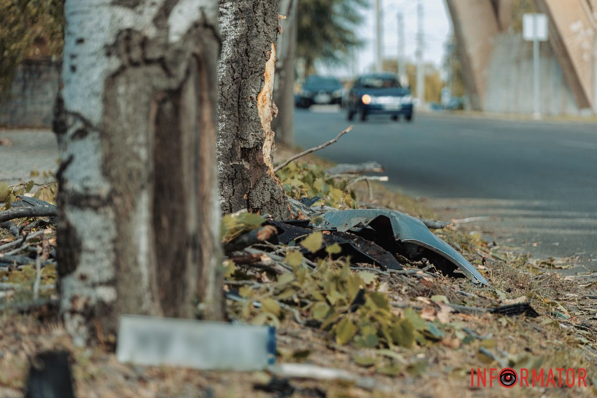 У Дніпрі на Набережній Перемоги Honda влетіла у дерево 4