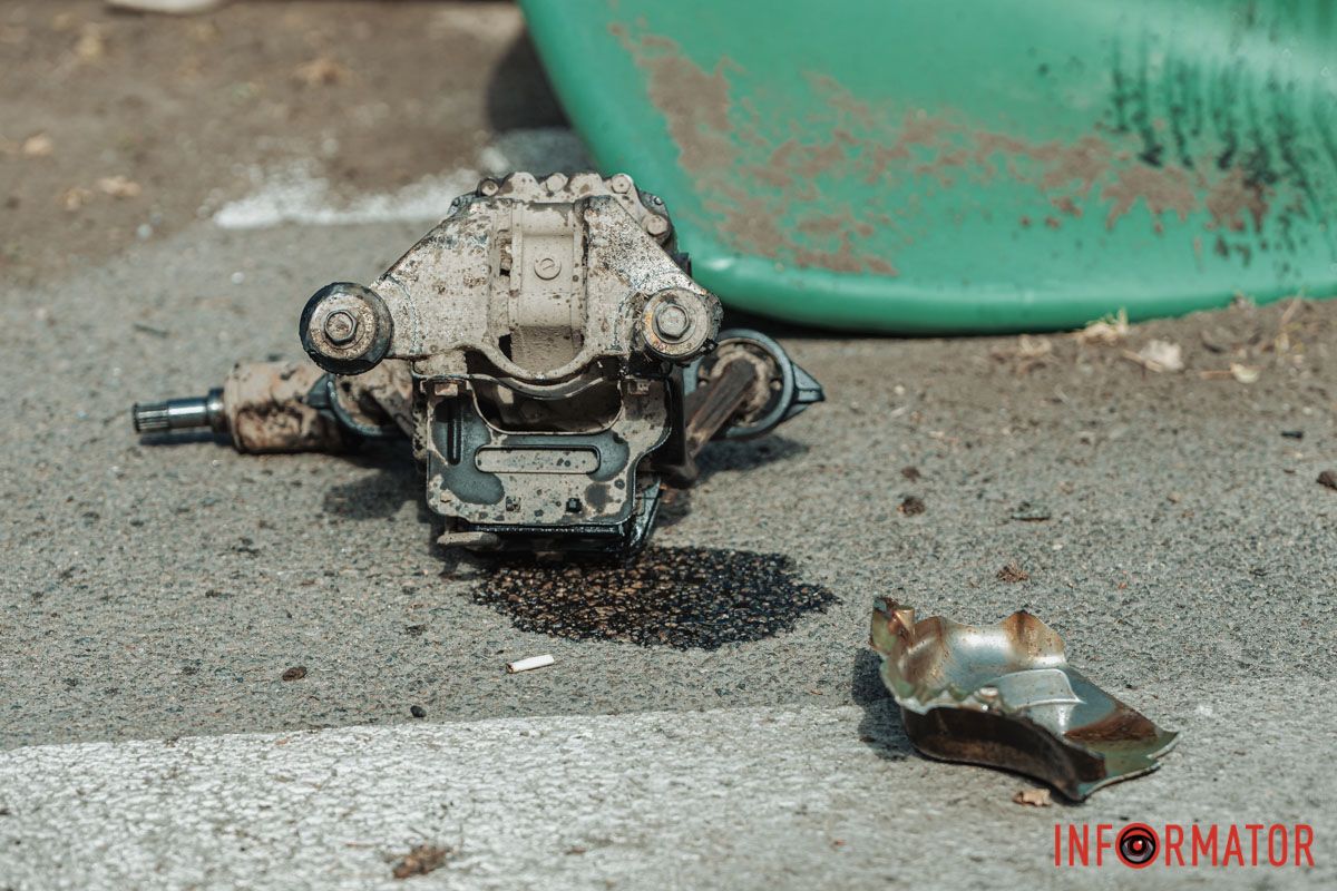 У Дніпрі на Набережній Перемоги Honda влетіла у дерево 7