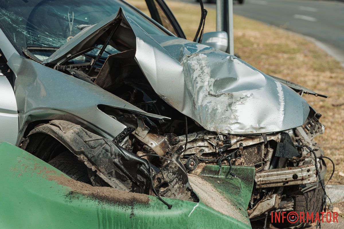 У Дніпрі на Набережній Перемоги Honda влетіла у дерево 8