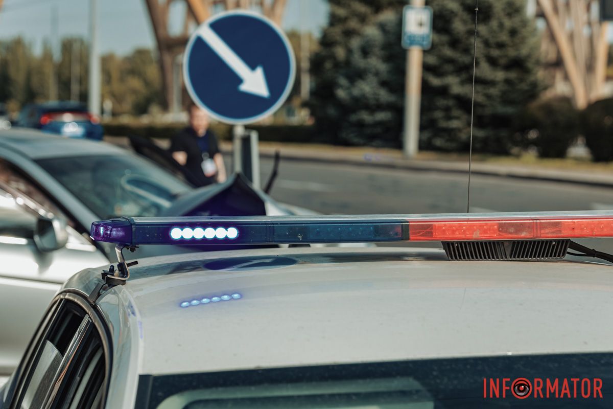 У Дніпрі на Набережній Перемоги Honda влетіла у дерево 13