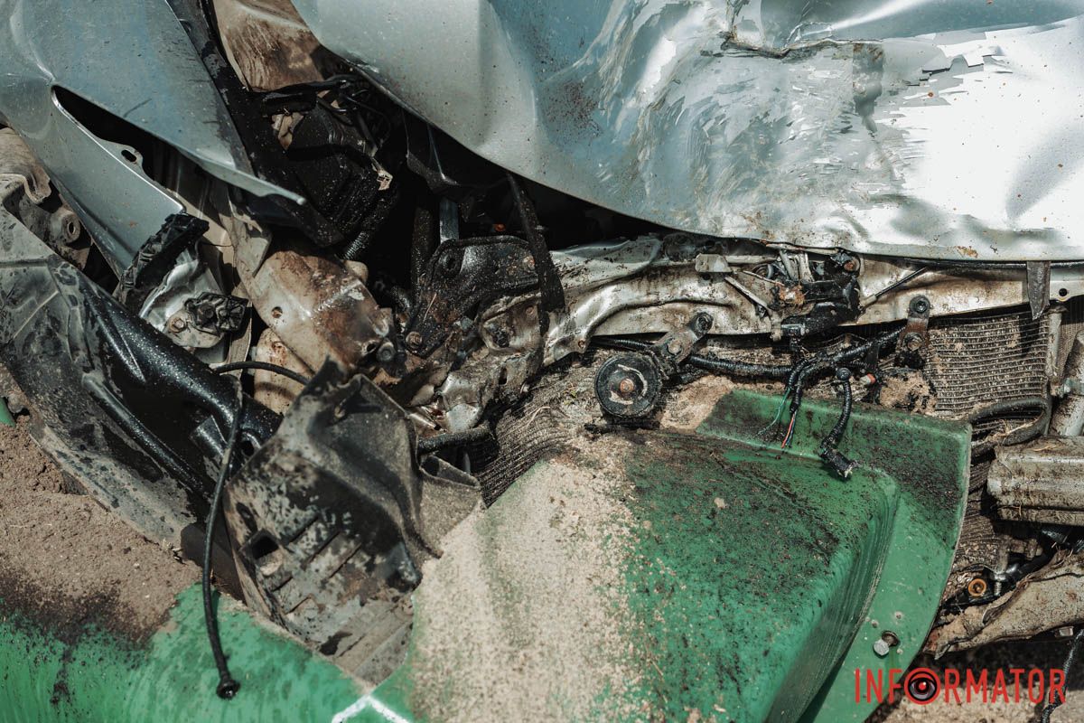 У Дніпрі на Набережній Перемоги Honda влетіла у дерево 12