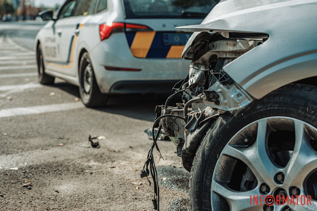 У Дніпрі на Набережній Перемоги Honda влетіла у дерево 9
