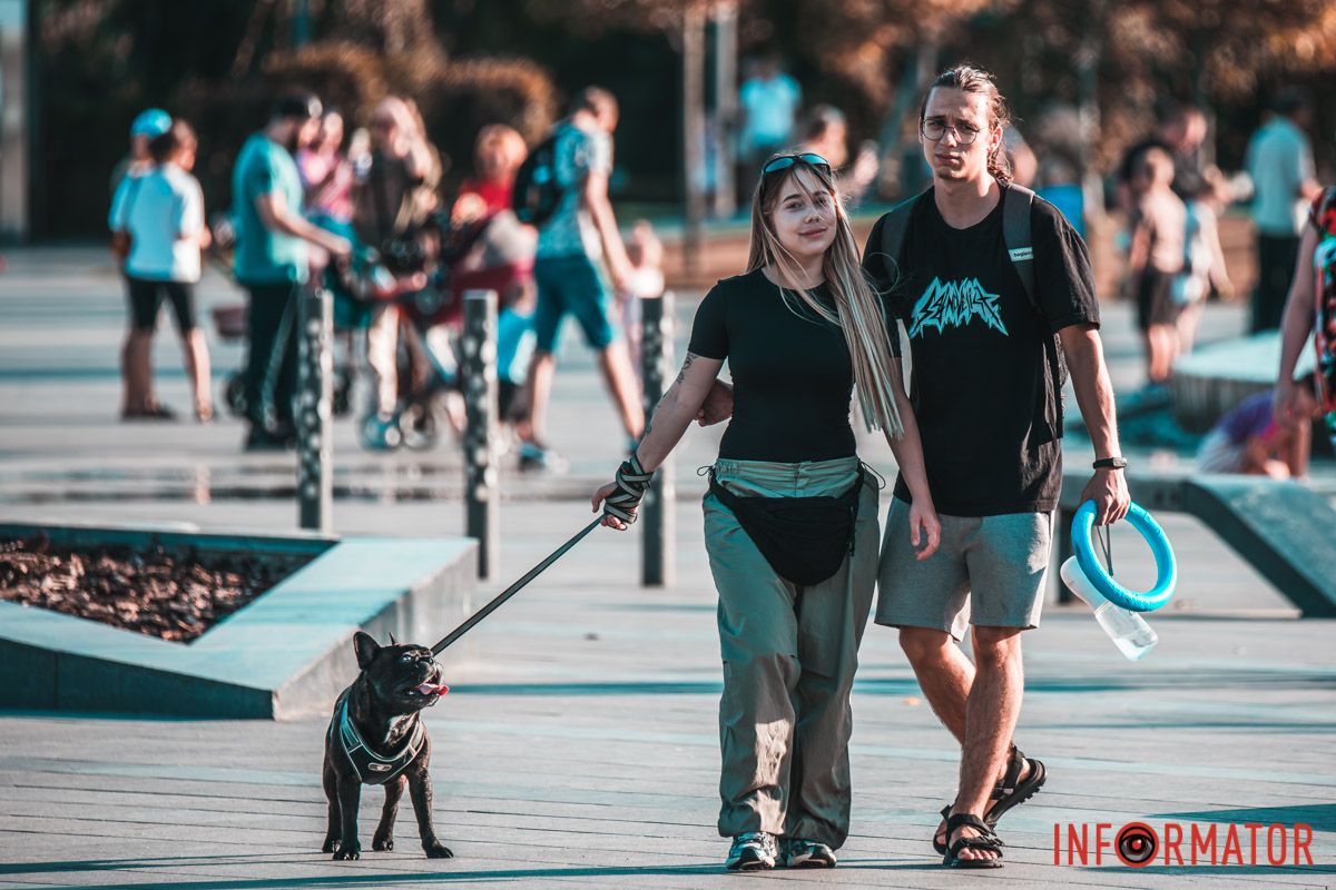 Пропливли років моїх октави.