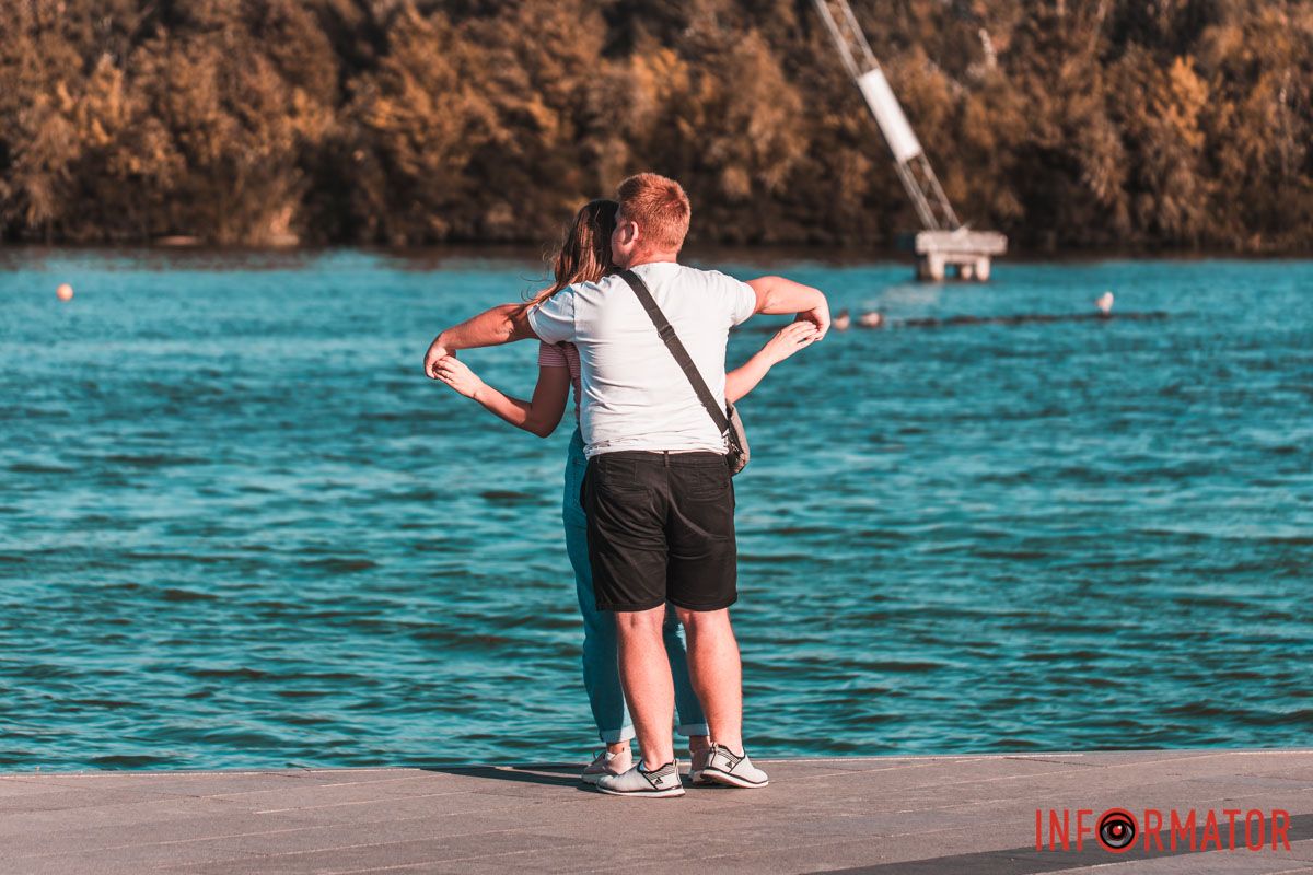 Тут, на схилах сивого Дніпра,