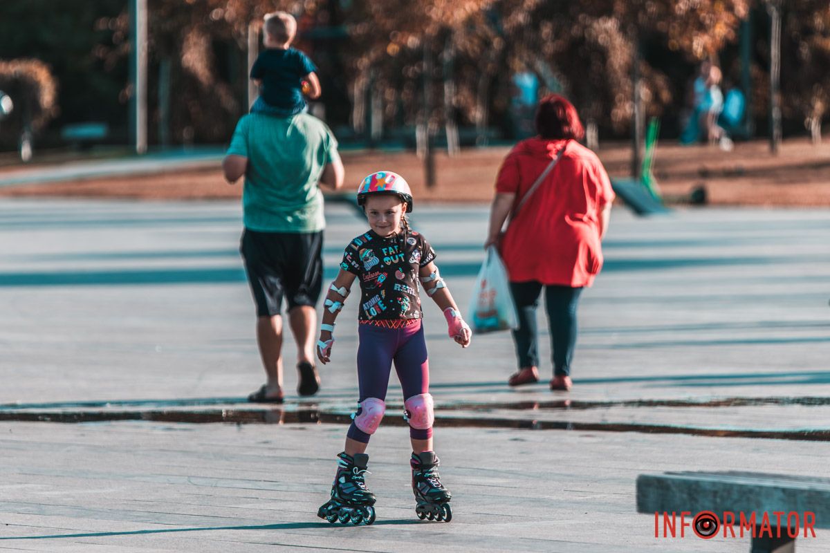 Серед степу білий пароплав,