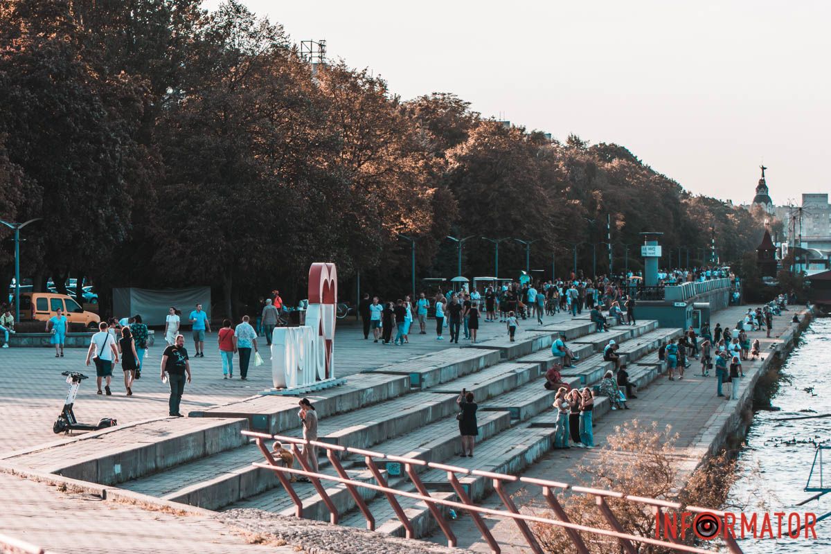 І в гордих вигинах музею