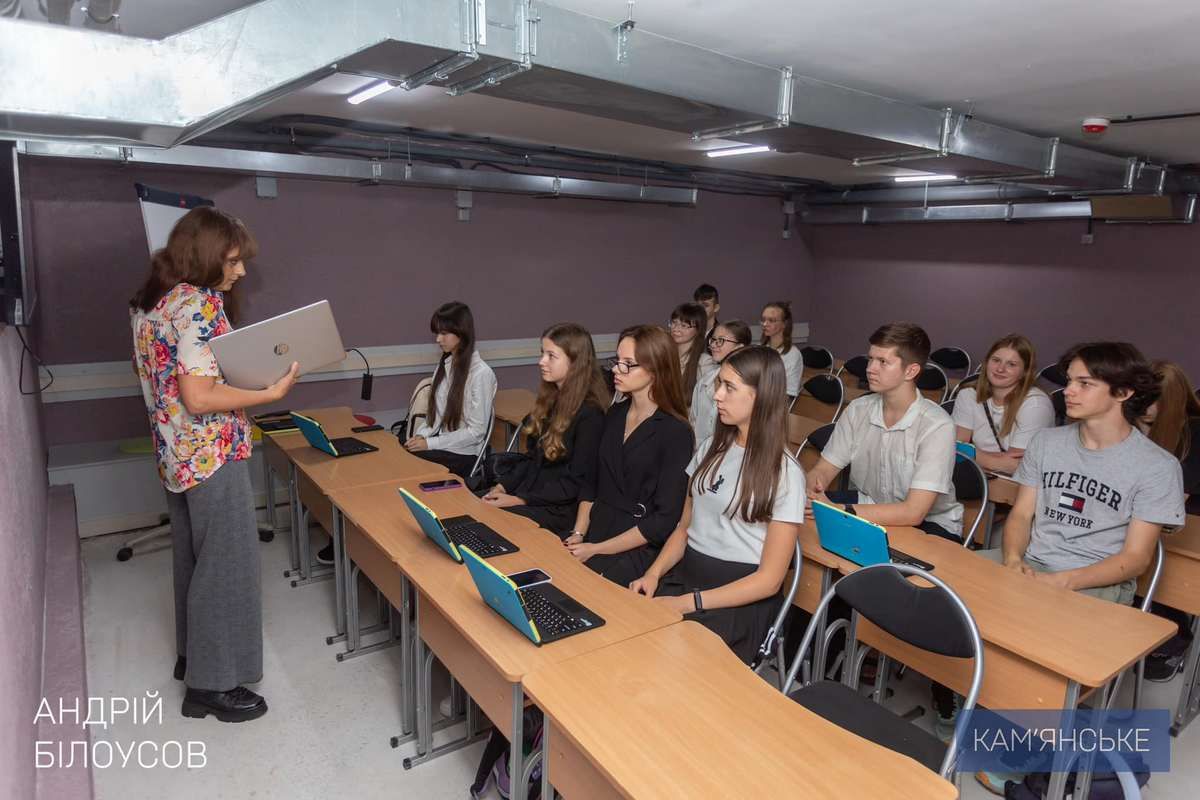 Це сучасне приміщення, комфортні кабінети з новими меблями та інтерактивними дошками У Кам’янському в Ліцеї інформаційних технологій запрацювало оновлене укриття 2