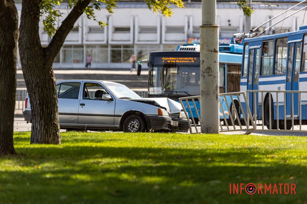 У Дніпрі на Січеславській Набережній Opel врізався у паркан 1