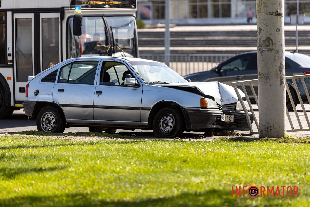У Дніпрі на Січеславській Набережній Opel врізався у паркан 2