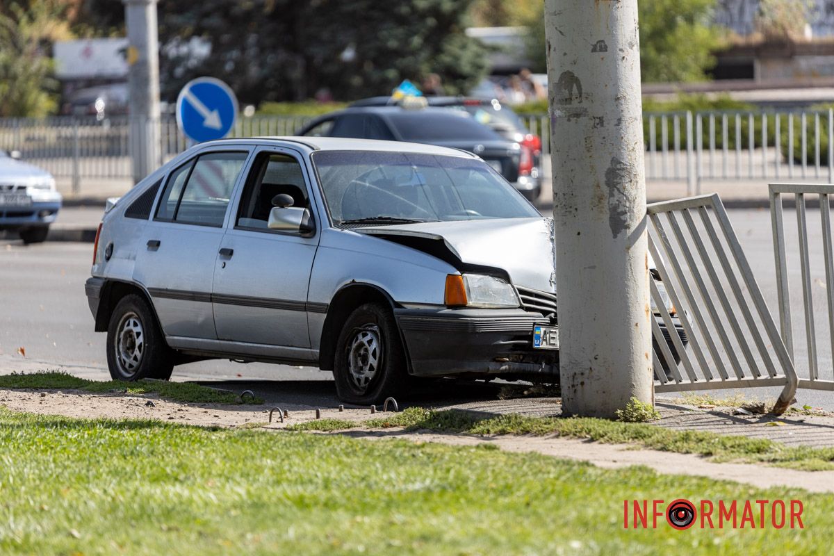 У Дніпрі на Січеславській Набережній Opel врізався у паркан 3