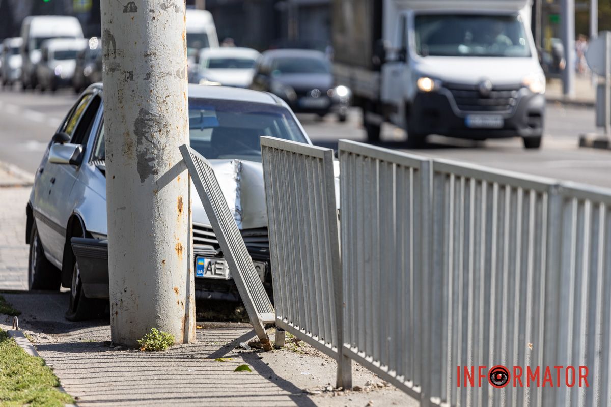 У Дніпрі на Січеславській Набережній Opel врізався у паркан 4