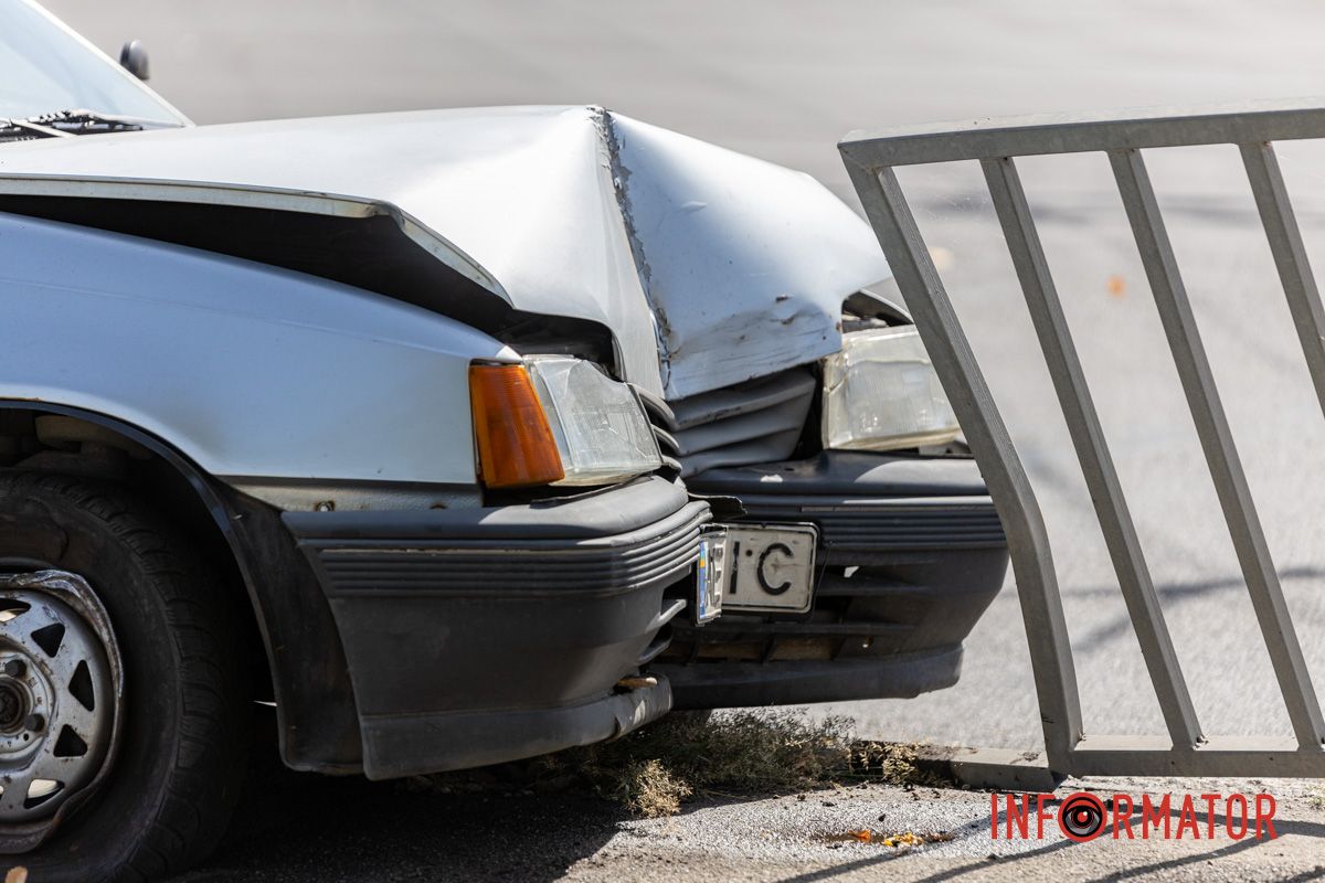 У Дніпрі на Січеславській Набережній Opel врізався у паркан 5