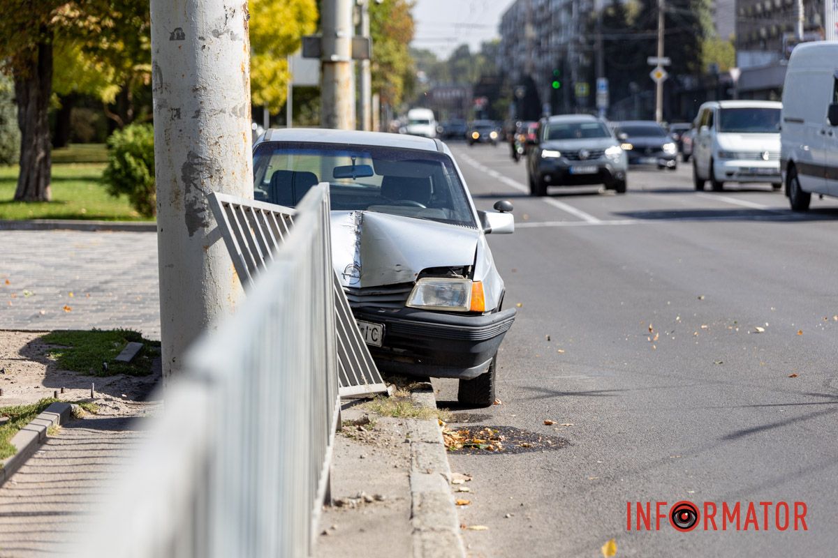 У Дніпрі на Січеславській Набережній Opel врізався у паркан 6