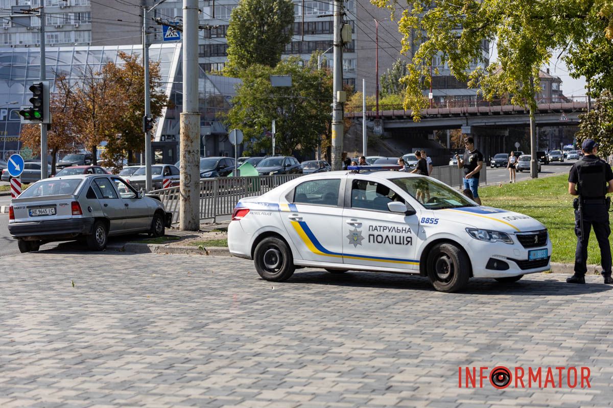 У Дніпрі на Січеславській Набережній Opel врізався у паркан 7