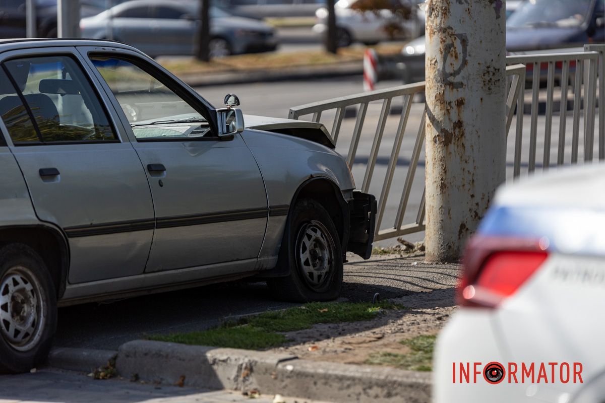 У Дніпрі на Січеславській Набережній Opel врізався у паркан 8