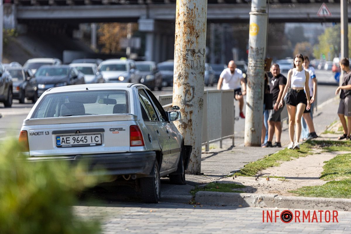 У Дніпрі на Січеславській Набережній Opel врізався у паркан 9