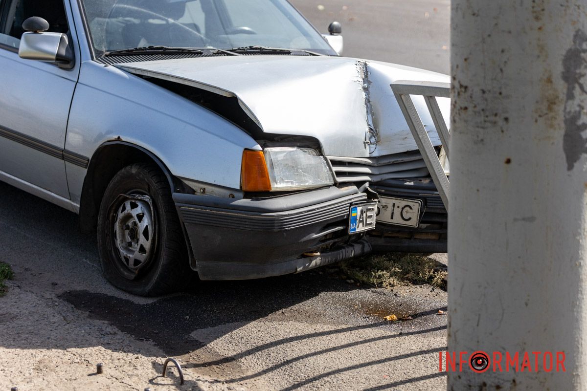 У Дніпрі на Січеславській Набережній Opel врізався у паркан 10