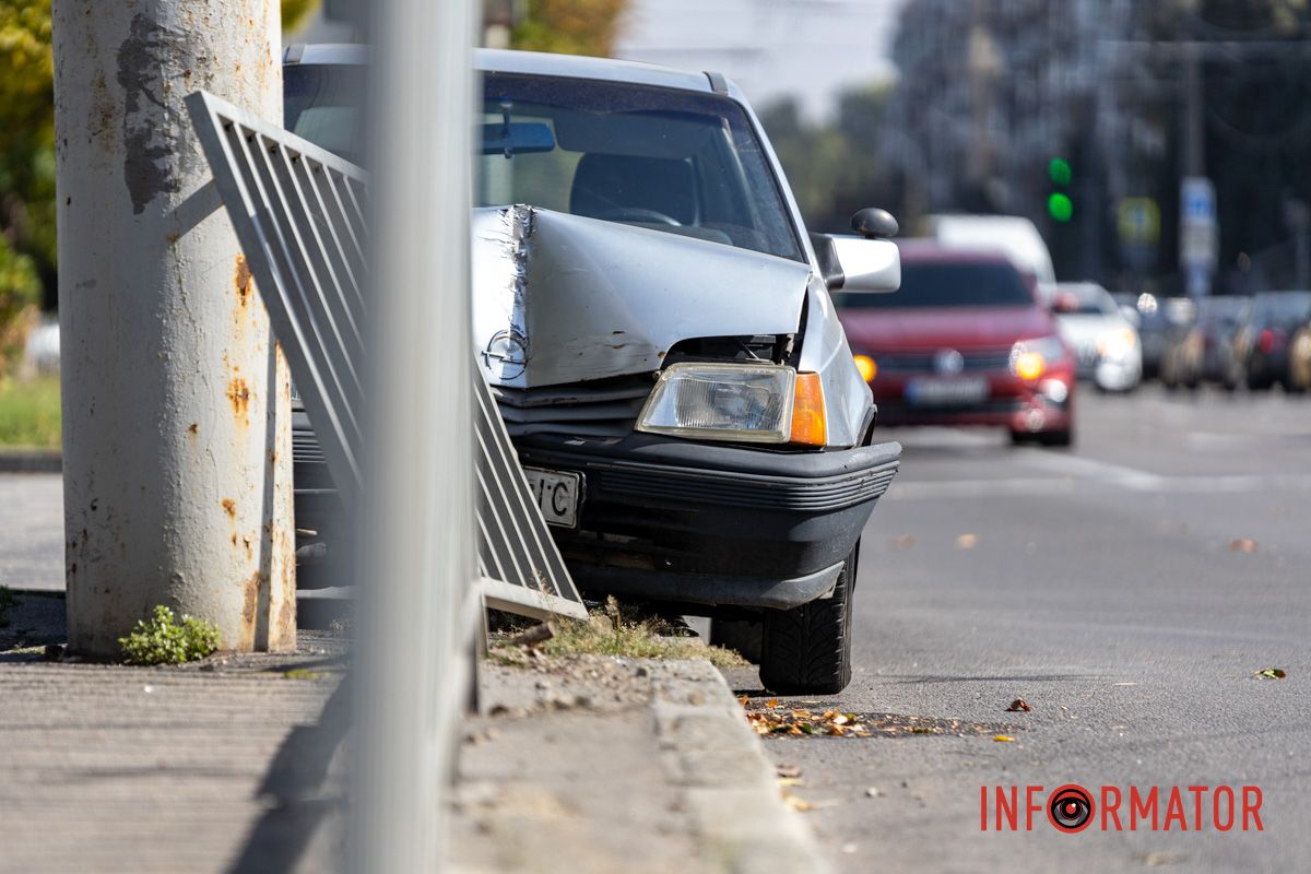 У Дніпрі на Січеславській Набережній Opel врізався у паркан 11