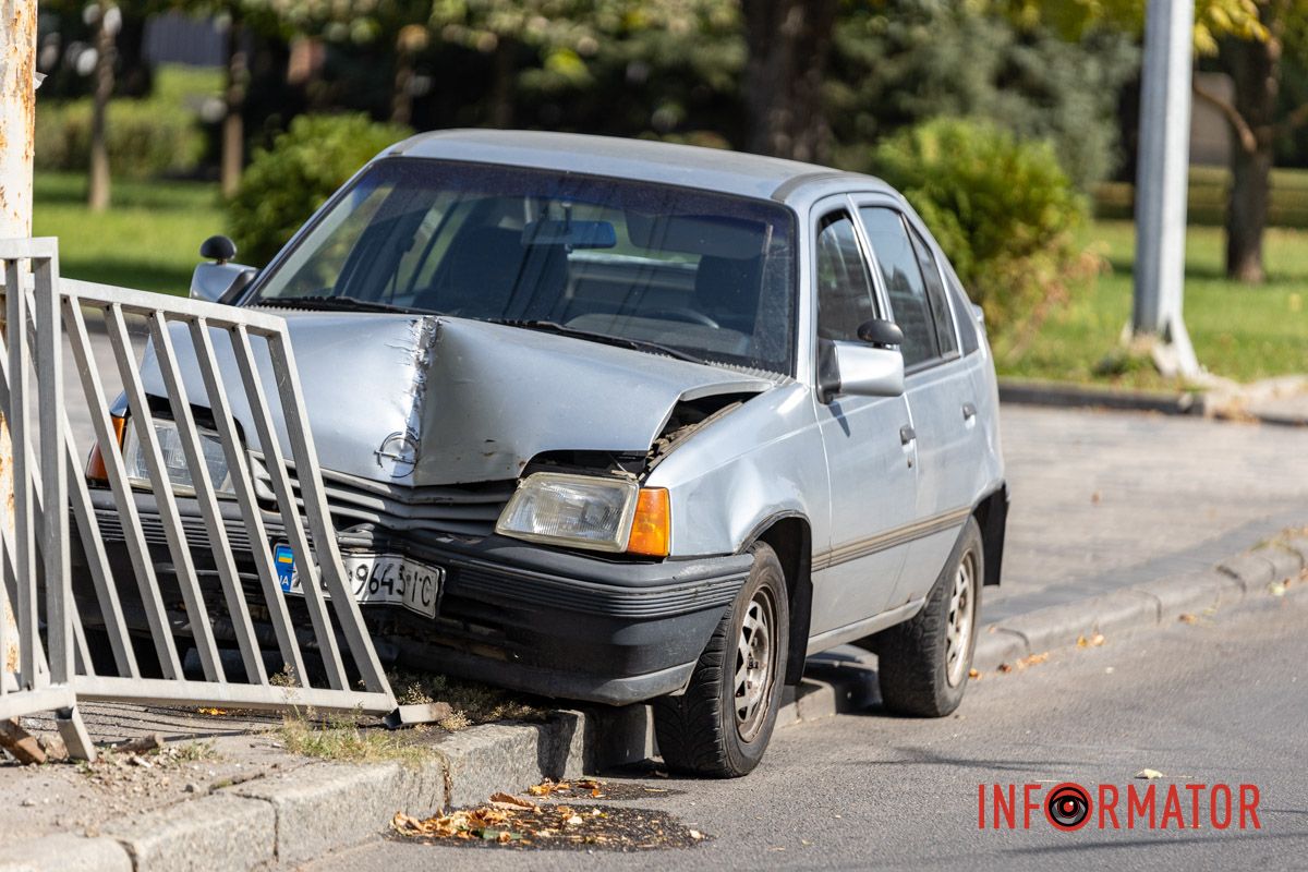 У Дніпрі на Січеславській Набережній Opel врізався у паркан 12