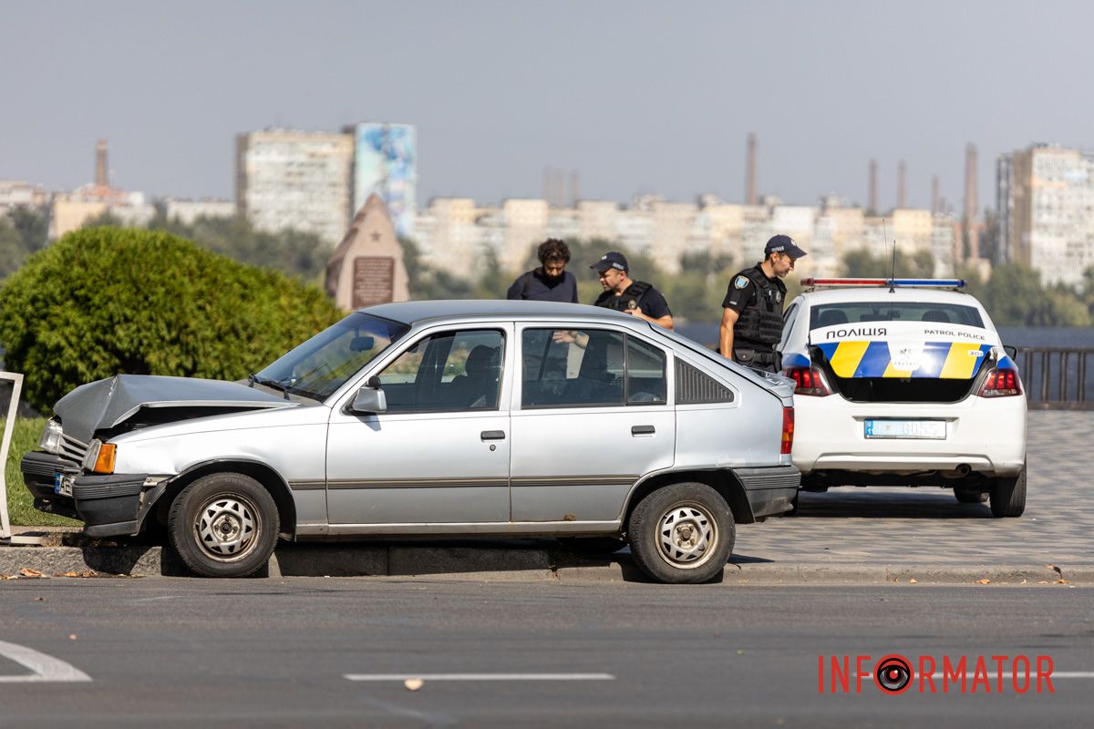 У Дніпрі на Січеславській Набережній Opel врізався у паркан 13