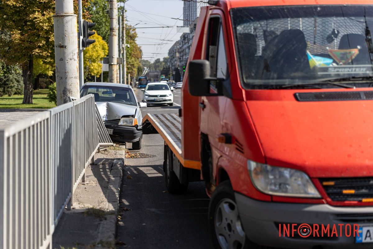 У Дніпрі на Січеславській Набережній Opel врізався у паркан 14