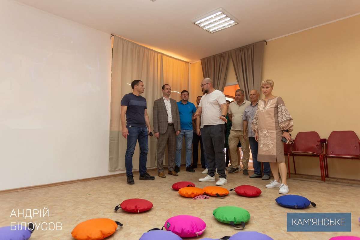 Для малышей здесь организованы бесплатные кружки по изобразительному искусству, будет действовать дошкольная подготовка Направленный на работу с детьми: в Каменском открылся «Волонтерский центр» 5