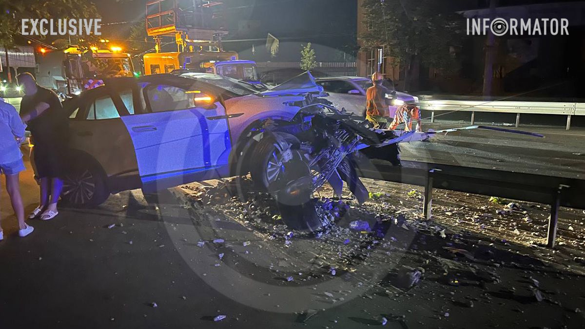 У Дніпрі на проспекті Науки Volkswagen збив бетонний стовп та повис на відбійнику