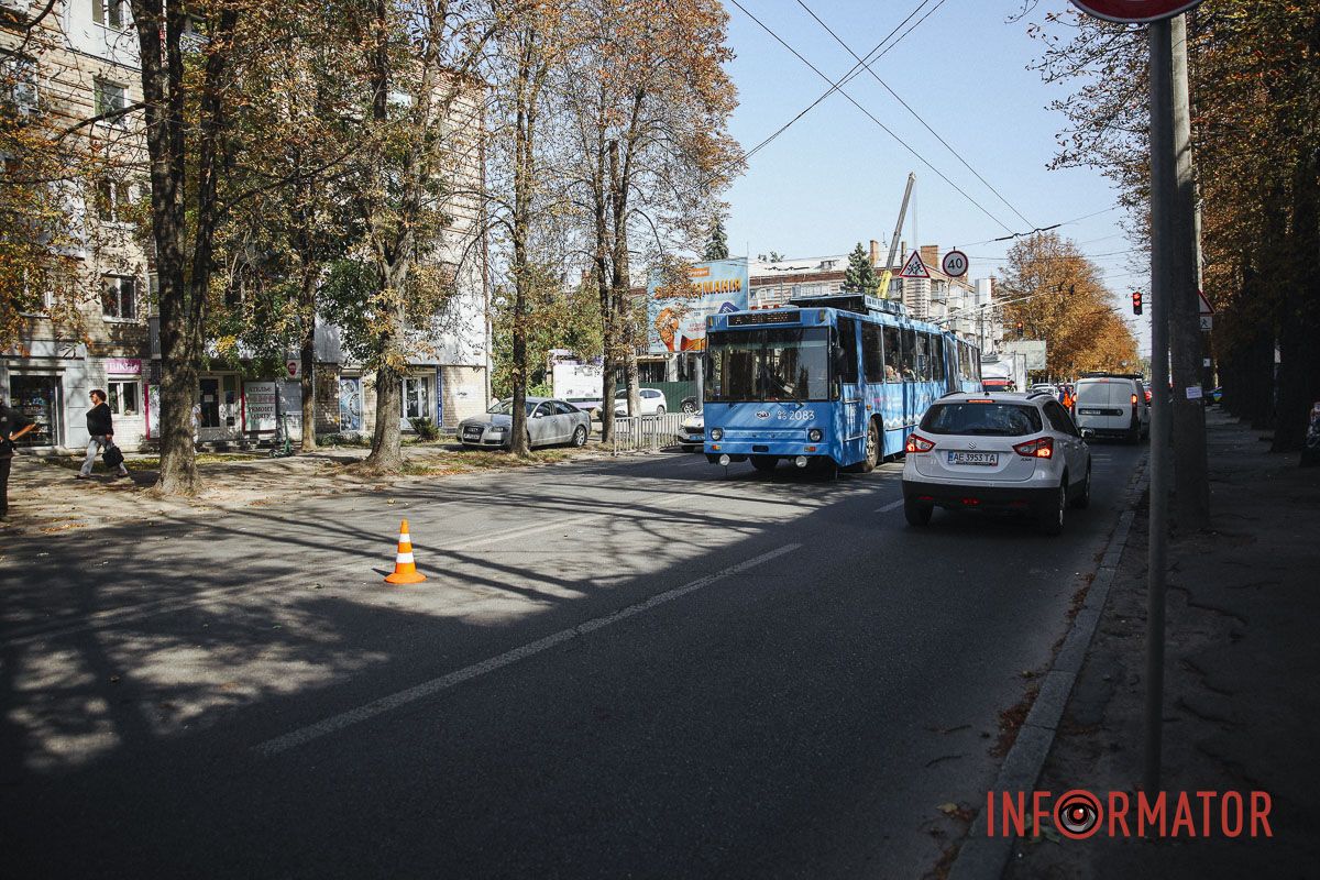У Дніпрі на вулиці Незалежності гілка дерева впала на дорогу: зайнята смуга 1