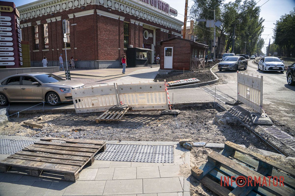 Так выглядит заезд и выезд со стороны улицы Донцова