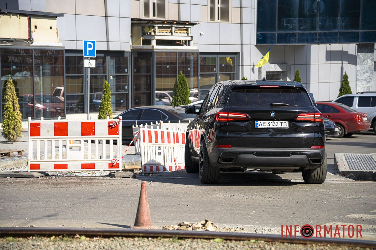 Машина BMW выполняет заезд на Дмитрия Донцова