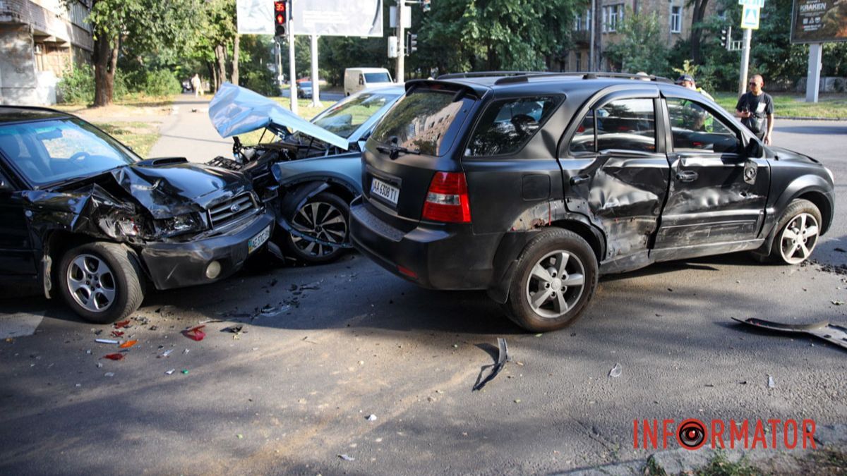 У Дніпрі на Степана Бандери зіткнулися Kia, Subaru та Baic: рух ускладнено