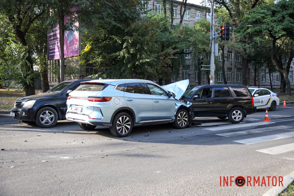 У Дніпрі на Степана Бандери зіткнулися Kia, Subaru та Baic: рух ускладнено 2