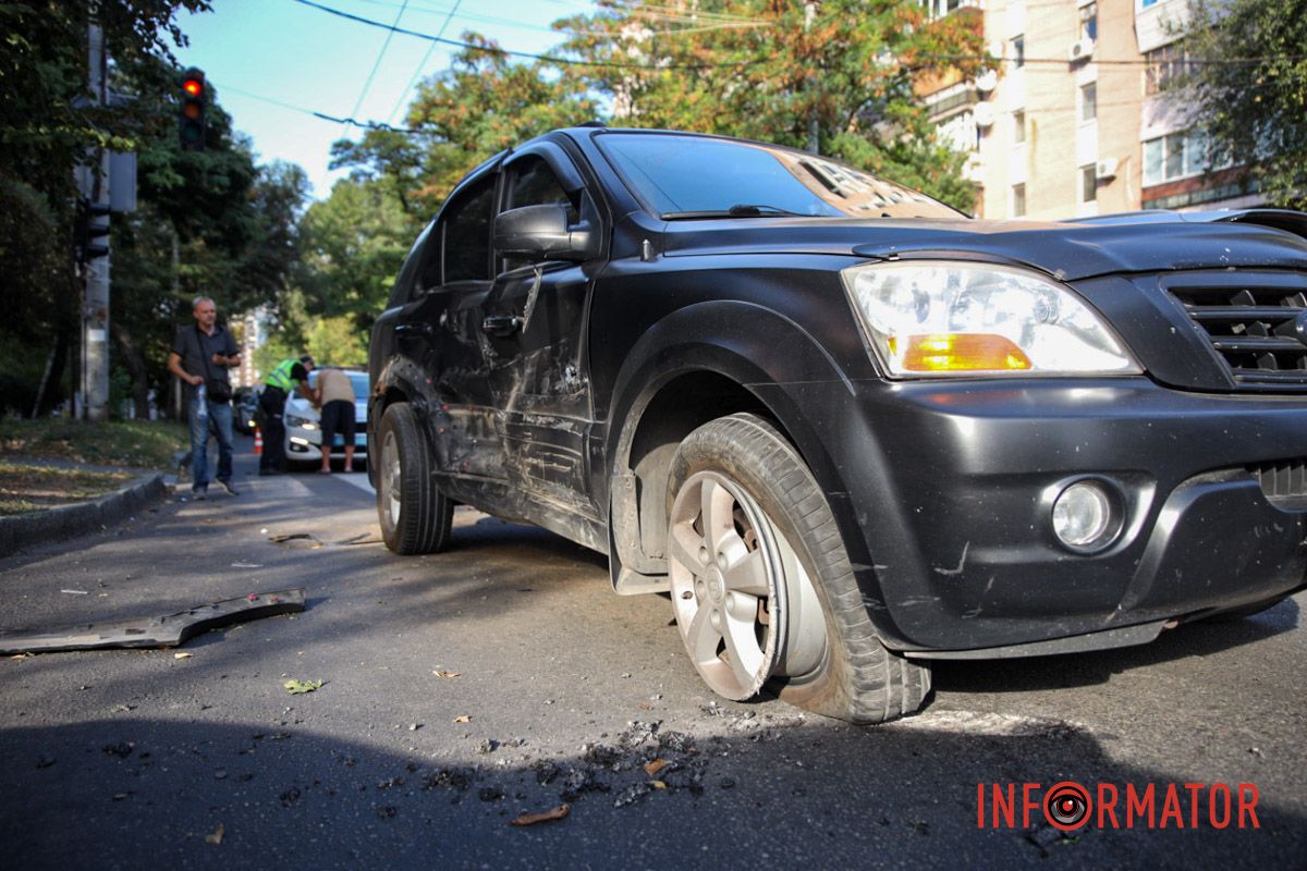 У Дніпрі на Степана Бандери зіткнулися Kia, Subaru та Baic: рух ускладнено 11