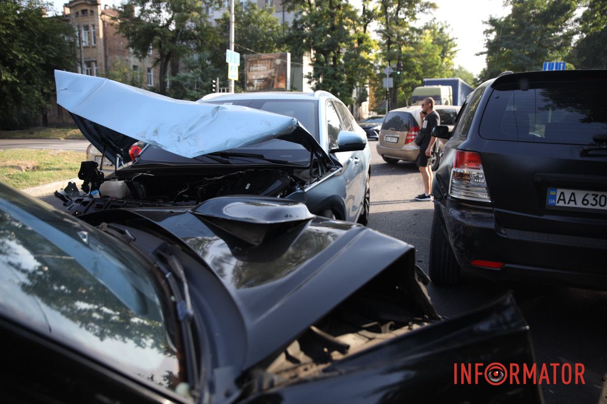 У Дніпрі на Степана Бандери зіткнулися Kia, Subaru та Baic: рух ускладнено 14