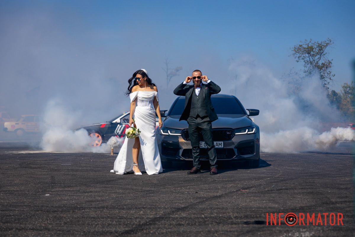 Знов не обійшлося і без фотосесії для молодят