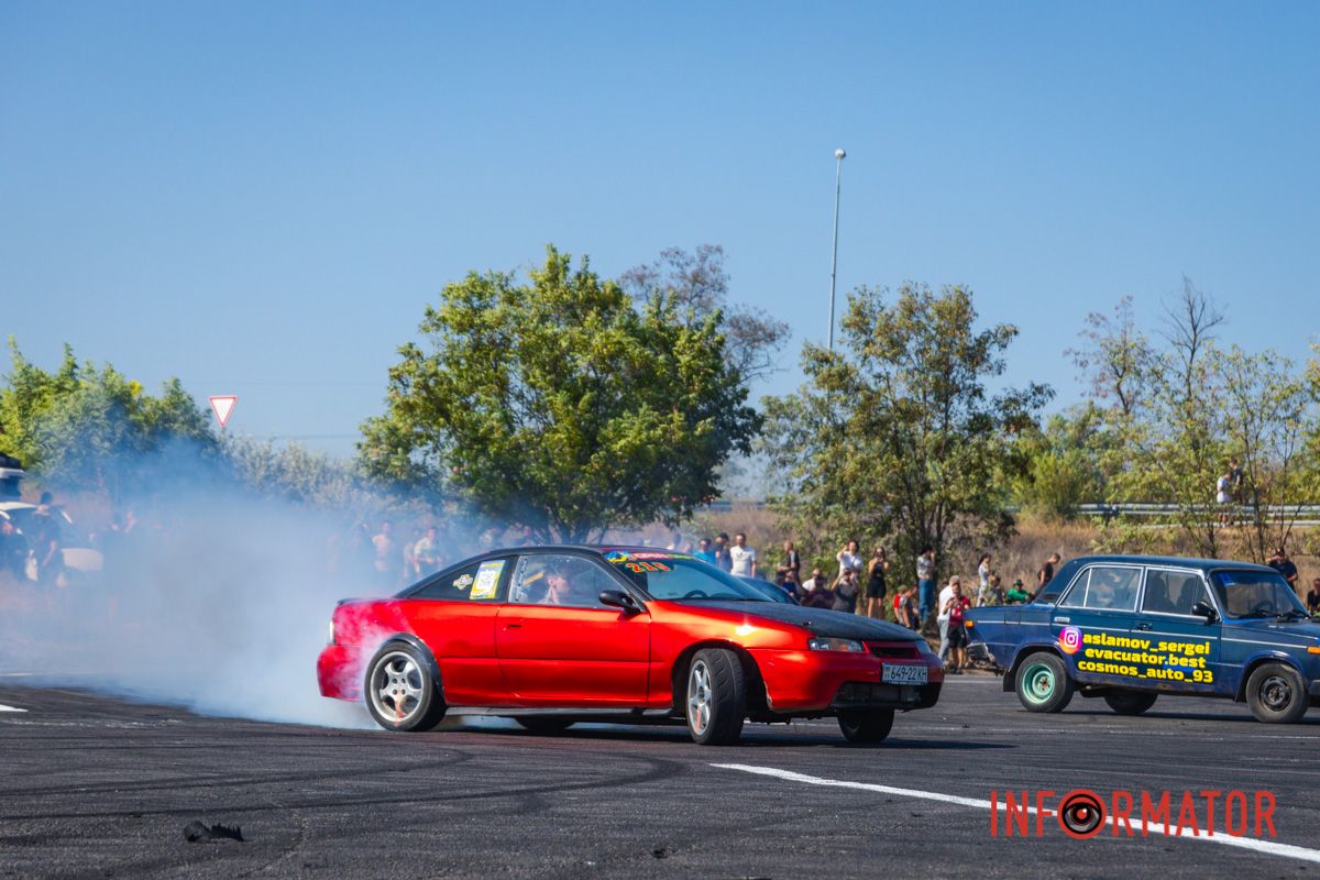 Opel Calibra та декілька інших автівок розбавляли купу BMW