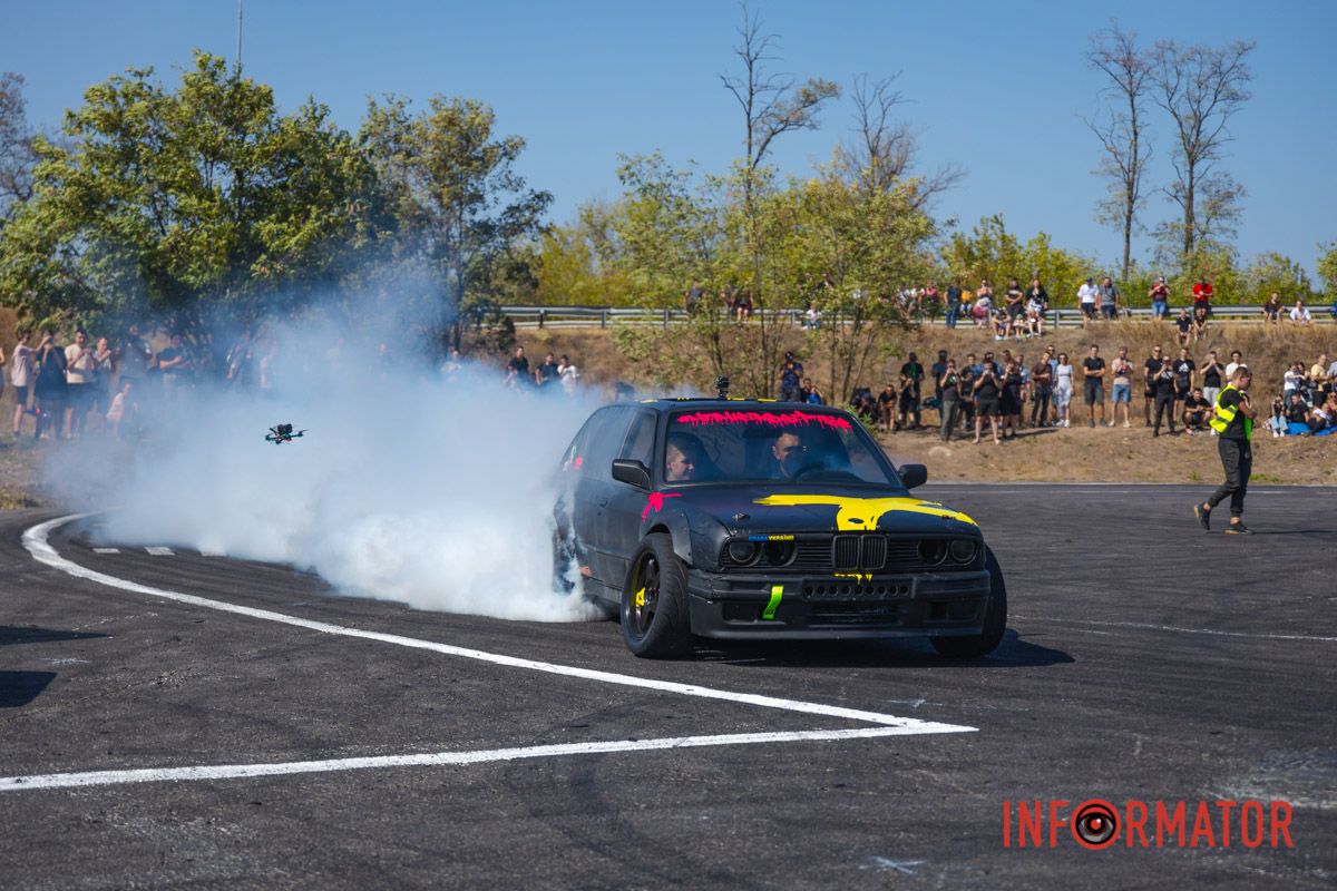 Універсал BMW та FPV-дрон