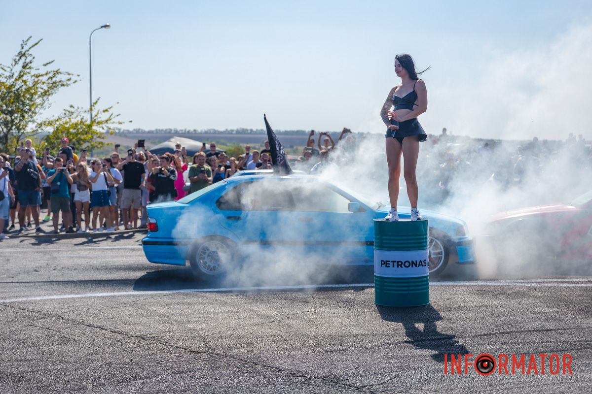 Виск коліс, ревіння моторів та хмари диму