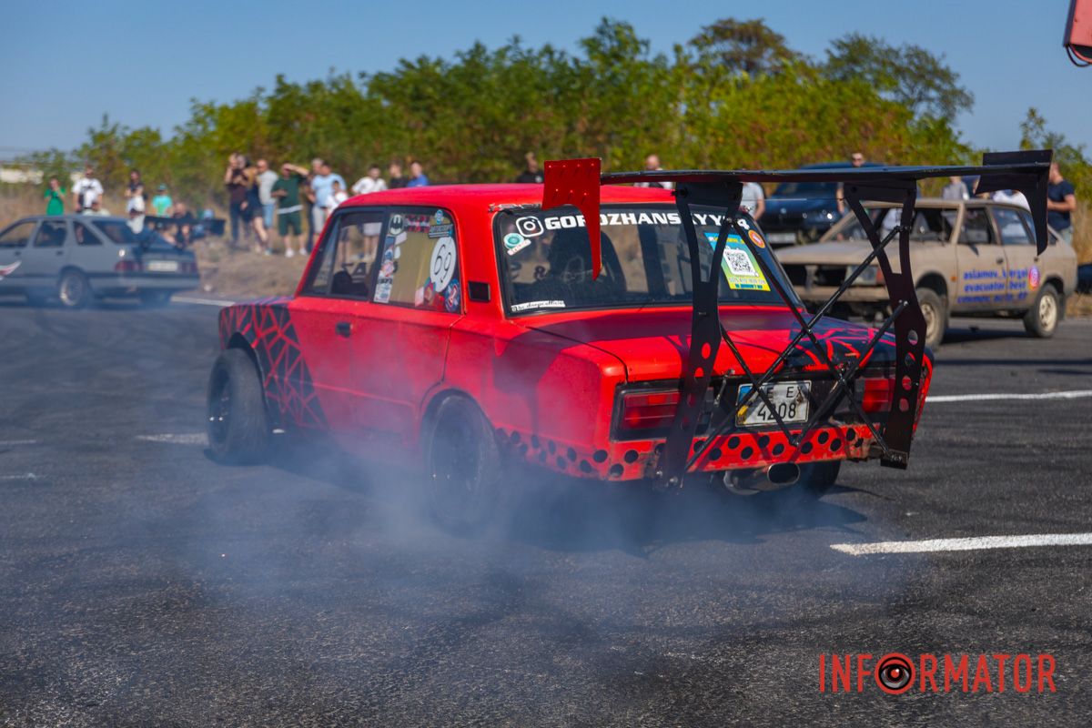 Глядачі мали змогу проїхатися на дрифт-таксі за донат