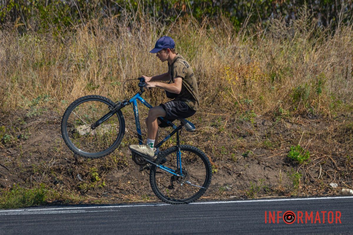 Хлопець на велисопеді не відстає