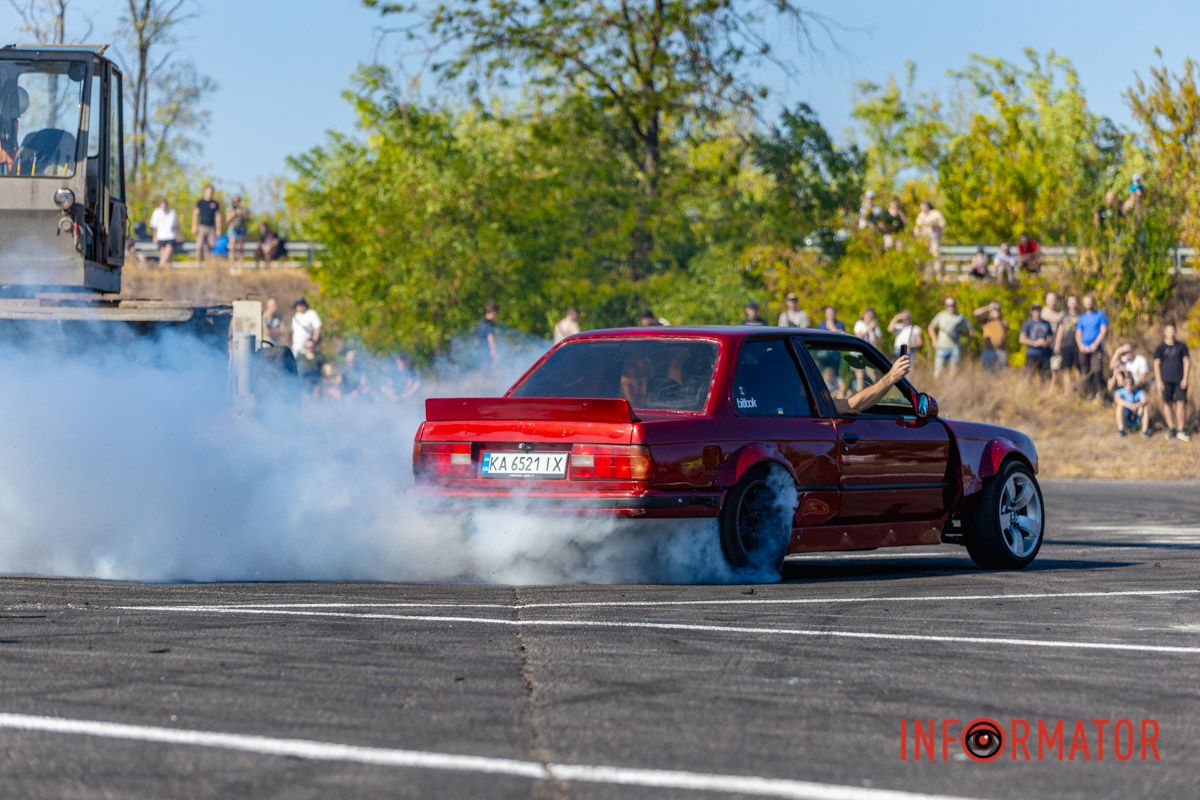 Створює хмару