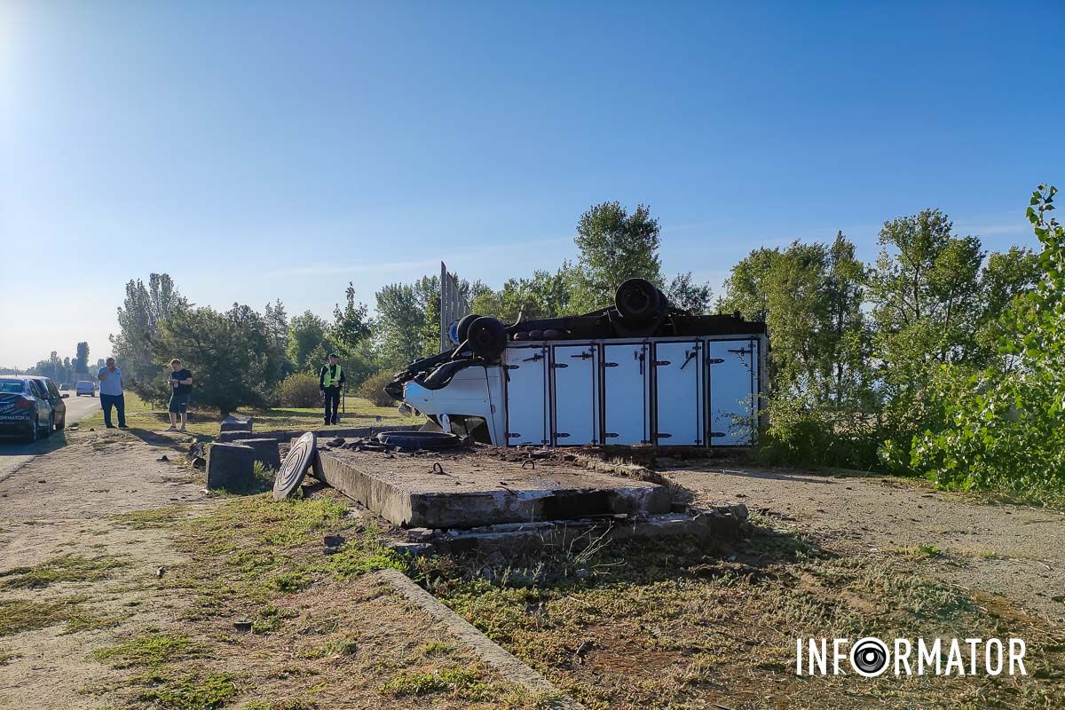 Фото: Максим Якушев У Дніпрі на Сонячній Набережній вантажівка перекинулась на дах: постраждав чоловік 5