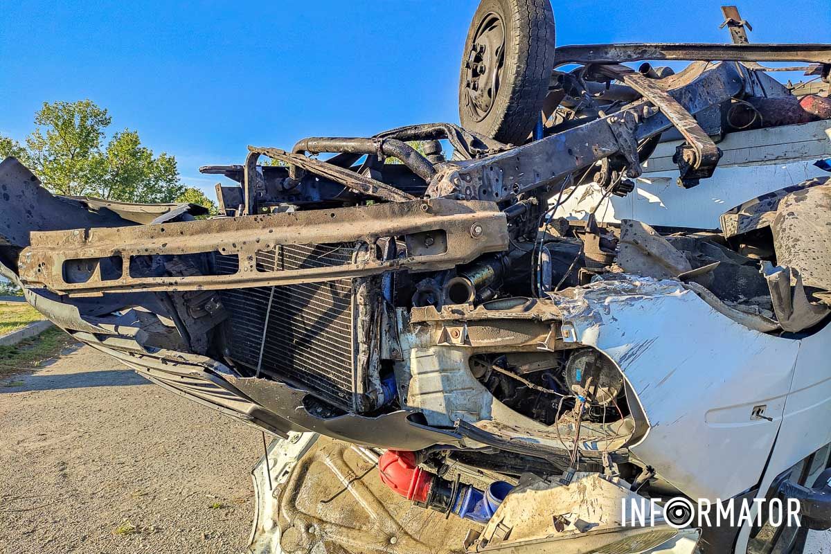 Дотримуйтесь ПДР У Дніпрі на Сонячній Набережній вантажівка перекинулась на дах: постраждав чоловік 7